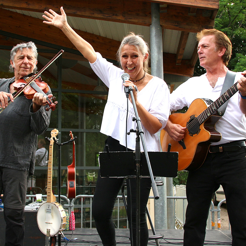 elle-et-les-jean-3-animation-chant-journees-artisanales-angles-sur-l-anglin